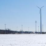 密歇根州荷兰的两个风力涡轮机